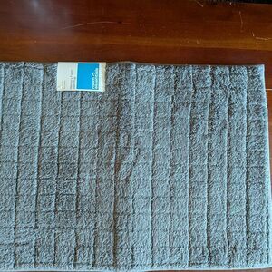 Room Essentials Textured Gray Bath Mat